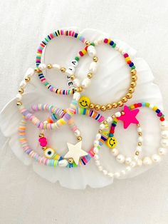 Smiley Face Jewelry, Pearl Aesthetic, Pulseras Kandi, Bracelets Pearl, Charm Bracelets For Girls, Jewelry Pearls, Beautiful Beaded Necklaces, Preppy Bracelets, Crystal Bead Jewelry