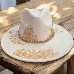 Burned Hat in a color called Natural Beige. Burned using pyrography techniques. All original art applied freehand. Hat is adjustable for a tighter fit. Each hat is a one of a kind. All hats made by PIPER are sealed for weather and wear and come with a signature Dust/Travel Bag and a handcrafted macramé hat wall hanger. Design: Original Art: Jasmine Flowers and leaves. Pyrography Techniques, Burned Hats, Hat Wall, Jasmine Flowers, Painted Hats, Hanger Design, Wide Brimmed Hats, Brim Hat, Pyrography