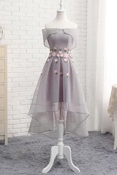 GUIONES➴𝑅𝑒𝑎𝑙𝑖𝑑𝑎𝑑 𝐷𝑒𝑠𝑒𝑎𝑑𝑎➶ - VESTIDOS para tu r.d antiguos (de epoca) - Page 2 - Wattpad Homecoming Dresses High Low, Dress With Flowers, Cute Prom Dresses, Fancy Dresses