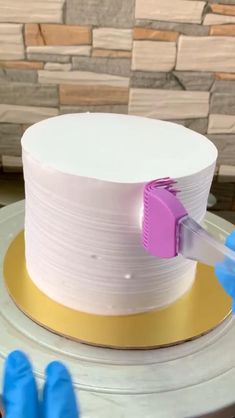 Cakes Cool Design, Fun Birthday Cakes For Adults For Men, Minimal Cake Decorating, Grated Chocolate Cake Decoration, Cake Decorating Designs For Men, Simple Elegant Cake Decorating, Wedding Cakes For 50 Guests, Cake Decorating Tricks, Monochromatic Cake Decorating