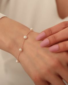 Das "Precious Pearls Armband" besticht durch seine einzigartige Gestaltung, bei der echte Süßwasserperlen kunstvoll entlang einer zarten Kugelkette platziert sind. Diese Perlen verleihen dem Armband eine natürliche Schönheit und einen besonderen Glanz, der alle Blicke auf sich zieht. Jede Perle ist sorgfältig ausgewählt und verleiht dem Armband eine unverwechselbare Note. Treble Clef Necklace, Seahorse Necklace, Pearls Bracelet, Retro Bracelet, Daisy Bracelet, Snake Chain Bracelets, Halo Earrings, Ball Bracelet, Clover Necklace