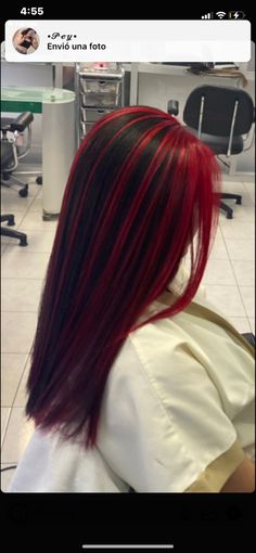 Cabello lacio negro y rojo Red And Black Chunky Highlights, Chunky Red Highlights, Y2k Hair Dye, Red Hair Streaks, Skunk Hair, Black Red Hair, Color Streaks, Y2k Hair, Red Hair Inspo