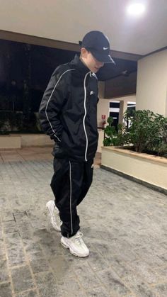 Nike Air Max 95 Outfit, Gangster Outfit, Lacoste Tracksuit, Uk Drill, Jogging Style, Track Pants Outfit, Sportswear Outfits, Nike Cap