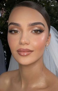 Brown Eye Wedding Makeup Natural Looks, Bridal Makeup Red Lipstick, Neutral Bridal Makeup Indian, Bride Makeup Brown Eyes, Glam Bride Makeup, Gothic Tattoos, Wedding Makeup Bride, Mekap Mata, Natural Glam Makeup