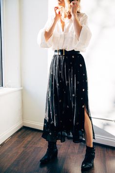 Street Grunge Aesthetic Outfits, Daisy Print Outfit, Trendy Witch Outfit, Sophisticated Boho Style, How To Dress Up Doc Martens, Boho Outfits Office, Moody Outfit Style, Alternative Female Fashion, Indie Wedding Guest Outfit