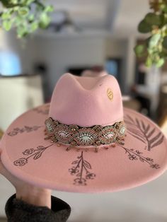 Pink hand burned personalized wide brim floral hat with accessories. Accessorized with hand burned floral designs/ hand beaded hat belt/ pink champagne silk hat band/ faux gems hat charms band/ silk bow & a feather design. I make custom hats to order. Message me and we can create your one of a kind piece!✨ Handmade. Thank you for shopping small Cowboy Hat Crafts, Burned Hats, Sombrero Cowboy, Cowboy Hat Design, Pink Cowboy Hat, Handmade Hats, Painted Hats, Personalized Hats, Chapeau Cowboy