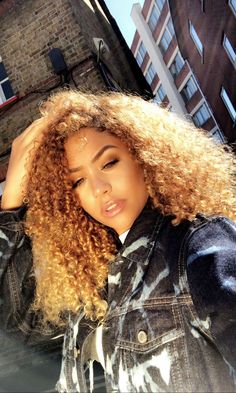 Amelia Monet, Tattoos Outdoors, Shirin David, Animals Tattoos, Curly Afro Hair, Quotes Humor, Dyed Natural Hair