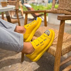 Luiz X 'All Yellow': tops bajos sin encaje
Mejora tu juego de moda con las zapatillas Luiz 'All Yellow' Slip-On. Estos lujosos zapatos cuentan con una puntera de espejo única y están hechos con cuero vegano de primera calidad. El elegante color amarillo agrega una declaración audaz a cualquier atuendo. Además, disfrute de la comodidad de la entrega y devolución gratuitas. Compre ahora para experimentar la combinación perfecta de estilo y comodidad con las zapatillas Luiz. Yellow Tops, Custom Sneakers, All White, Bold Fashion, Bright Yellow, Shine Bright, Slip On Sneakers, Slip Ons, Arch Support