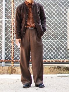 Dark Academia Outfits, Academia Outfits, Mens Outfit Inspiration, Brown Outfit, Looks Street Style, Cardigan Outfits, Brown Pants, Streetwear Men Outfits, Mode Inspo