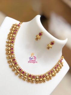 Exquisite Gold-Plated Necklace and Earrings Set. Expertly crafted to reflect the timeless beauty of antique temple jewelry, this set is an impeccable choice for brides and a majestic addition to any ethnic ensemble. The matching earrings, shaped in a classic triangular temple motif, complement the necklace and complete the look with grace. Whether it's for a wedding, a special festive occasion, or to add a touch of opulence to your daily wear, this set is designed to captivate and charm. Bridal Chain Wedding Jewelry, Small Gold Set Design, Indian Bridal Necklace Gold, 2 Tola Gold Set Design Indian, Earing Designs Gold For Wedding, Small Diamond Necklace Indian, Necklace Designs Gold Indian Simple, Neck Sets Jewellery Gold, Simple Necklace Designs Gold Indian