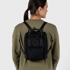 Kånken No. 2 Black Mini Backpack - Fjällräven Kanken Backpack Mini, Kanken Style, Pastel Outfits, Kanken Mini, Fjällräven Kånken, Aesthetic Backpack, Inside My Bag, Everyday Backpack, Desert Boot