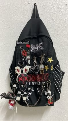 Punk Rock Fall Fashion, Alt Schoolbag, Alternative School Design, Goth Backpacks For School, Grunge Bookbag, Garage Rock Aesthetic Outfits, Emo Backpacks For School, Alt Backpack For School, Goth School Bag