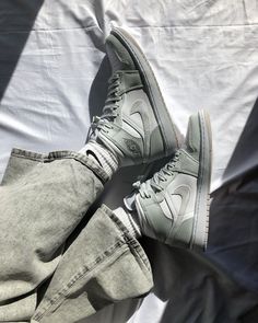 Découvrez la Air Jordan 1 Mid, les sneakers femmes du moment, la basket au style streetwear et tendance. La Nike Jordan One Mid fait beaucoup parler d’elle, c’est la nouvelle basket à la mode, avec ses nombreuses sorties et nouveautés. Le monde de la sneaker ne parle que de ces chaussures au logo Jumpman. Nous pouvons voir de nombreux Outfit Women avec des paires de Jordans, en effet le modèle plaît beaucoup à la gente féminine. Cette chaussure est apparue aux Etats-Unis dans les années 1990, la Lady Dior Mini, Jordan One, Jordan 1 Outfit Women, Chanel Mini Flap Bag, Jordan 1 Outfit, Sneaker Outfits Women, Jordan Ones, Chanel Flap Bag, Women Streetwear