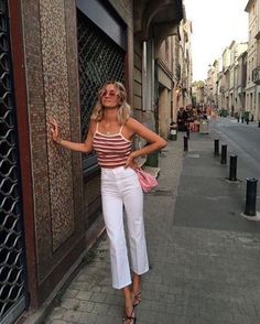 Estos Looks Con Pantalones Blancos Anchos Definitivamente Te Inspirarán – Cut  Paste – Blog de Moda Tennis Shoe Outfits Summer, Tennis Shoes Outfit, Beige Outfit, Eternal Summer, Fashion Capsule, Minimal Chic, Closet Space, Daily Style