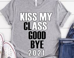 Kiss My Class Goodbye, Senior Skip Day Ideas, Class Of 2023 Shirt Ideas Funny, Cute Class Of 2023 Shirts, Funny Senior Shirts 2024, Senior T Shirts Ideas Design, Senior Shirt Ideas, Senior Shirt Ideas 2021, In My Senior Era Shirt