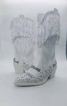 Bride Cowboy Boots, Embroidery Cowboy, Cowgirl Boots For Women, Weddings Country, Cowgirl Boots Wedding, Funny Shoes, Cowgirl Wedding, Western Embroidery, Bridal Boots