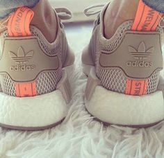 White Adidas Shoes Women, Adidas White Shoes, Sneakers Vans, Streetwear Mode, Adidas Sneaker, Adidas Outfit, Grey Shoes