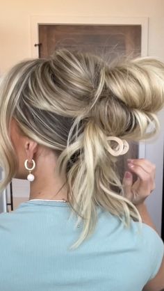 Harmony Beus | Fun easy way to use those claw clips ! | Instagram Harmony Beus, Long Hair Dos, Very Easy Hairstyles, Easy Bun Hairstyles For Long Hair, Easy Updos For Long Hair, Messy Hair Updo, Ponytail Hairstyles Easy, Guest Hair, Easy Bun Hairstyles