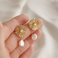 Dainty and adorable, our Daisy Pearl drop earrings are perfect for Spring. Each pair features a set of freshwater pearls dangling from a daisy stud. Matching earring backs included. DETAILS - freshwater pearls - 14kt gold plated Free shipping on all US orders! Packaging + Delivery: All items come | Gold Earrings Gold And Pearl Earrings, Photo Earrings, Deer Jewelry, Daisy Studs, Earrings Flower, Floral Earrings, Pearl Drop Earrings, Pretty Jewellery, Ear Jewelry