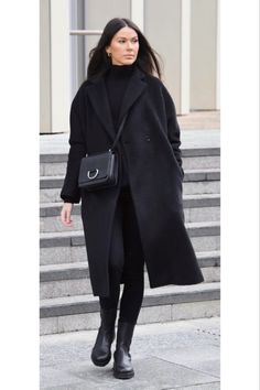 Classic Black Coat Outfit, Long Black Coat Outfit Casual White Sneakers, How To Style Black Coat Winter, Black Car Coat Outfit, Black Coat Women Outfit, Oversized Black Coat Outfit, Coat And Leggings Outfit, Black Oversized Coat Outfit, Long Black Coat Outfit Casual