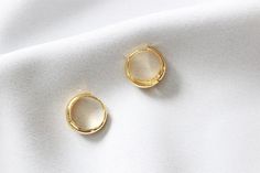 Beautfil dainty hoops to wear every day!❤ If you are looking for quality earrings that keeps its shine, these are ideal for you.❤ Sterling Silver, Solid Gold Plated- Outside diameter: 18mm- Quantity: 1 pair ( 2pcs)- Lead Free, Nickel FreeDELIVERY ✈Some delivery profiles contain a tracking number and some do not. I invite you to choose what you like best.Sending your order within 48 hoursI will do my best to ensure that the delivery times are accurate, but it is not in my power to guarantee them. Small Silver Hoop Earrings, Cute Gifts For Her, Gold Hoop, Simple Earrings, Stainless Steel Earrings, Silver Hoop Earrings, Photo Jewelry, Gold Vermeil, Women's Earrings