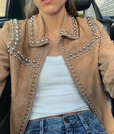 Studded Suede Jacket, Suede Top Outfit, Suede Vest Outfit, Fringe Jacket Outfit, Suede Jacket Outfit, Simple Spring Outfits, Suede Outfit, Top Summer Outfits, 20s Style