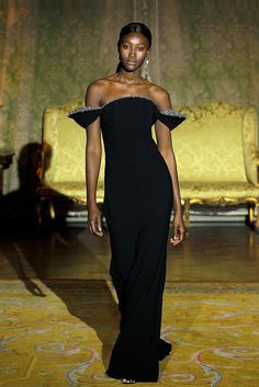 Description Black Column, Long dress Loose, Short Sleeves Open neckline Crepe Dry Clean Made in Spain SKU BESENZONE 1 Isabel Sanchis, Paris Runway, Runway Magazine, Dress Name, Silver Embroidery, 2020 Fashion Trends, Gowns Prom, Mermaid Skirt, Gowns Wedding