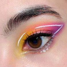 Simple But Fun Makeup Looks, Fun Eyeliner Looks Hooded Eyes, Subtle Graphic Liner, Brown Graphic Liner, Graphic Liner Tutorial, Colourful Graphic Liner, Easy Graphic Liner, Colorful Graphic Eyeliner