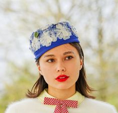 "DESCRIPTION * vintage hat from 1950s-1960s * pillbox design: brimless, round flat crown, fitted to the head * made of blue fabric * decorated with ombre blue flowers and embellished with faux pearl stamens * hat is lined with stiff chicken wire blocking net without metal rim, breathable and lightweight * no tag CONDITION * Hat is in good vintage condition and shows signs of normal use, the lining fabric has some holes and fabric thinning but it does not affect the exterior of the hat. Please se Spring Wedding Retro Fascinator, Vintage Cloche Cap Hat For Spring, Retro Brimmed Boater Hat For Spring, Retro Mini Hats With Short Brim For Church, Retro Short Brim Mini Hats For Church, Retro Party Hat For Spring, Retro Party Hats For Spring, Vintage Top Hat For Spring Wedding, Retro Short Brim Fascinator For Kentucky Derby