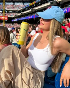 baseball game aesthetic cute outfit pic inspo Women Baseball Outfit, Cute Baseball Game Outfit, Baseball Game Outfit Ideas, Baseball Game Aesthetic, Stadium Outfit, Outfit Sporty Chic, Game Outfit Ideas, Baseball Aesthetic, Italian Fashion Summer