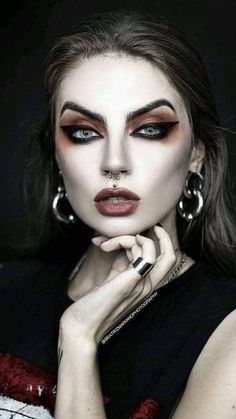 Beatriz Mariano, Vampire Makeup Looks, Maquillage Goth, Vampire Makeup, Cute Eyeshadow Looks, Eyeshadow For Blue Eyes, Gothic Chic, Goth Glam, Gothic Glam