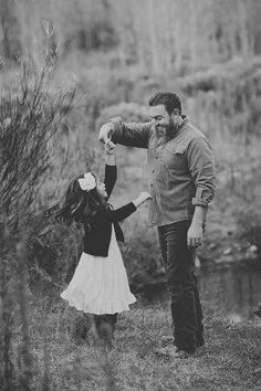 Father Daughter Poses, Wedding Photography Poses Family, Father Daughter Pictures, Father Daughter Wedding, Father Daughter Photos, Daughter Photo Ideas, Father Daughter Photography, Daughter Photography, Story Backgrounds