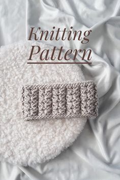 a knitted headband laying on top of a white sheet with the words knitting pattern next to it