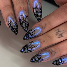 ⚡SUGAMAMA - NAIL ARTIST⚡STRASBOURG sur Instagram : VENOM SPIT 👅 for @nephtis.tattoo Total look méchant @marvel @thegelbottlefrance @apresnailofficial #3dnails #3dnailart #blacknails… #nailtrends #springnails #nails #manicure #springmanicure #naildesigns #nailart #manicure3174 Marvel Nails, Alien Nails, Edgy Nails, Colorful Nails, Hello Kit, Pretty Gel Nails