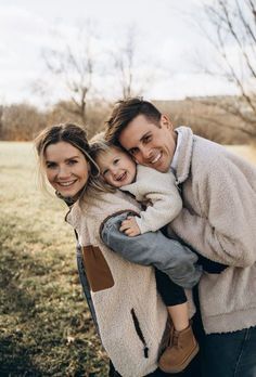 Fall Pic Ideas Family, Todlers Pictures Cute Boy, Family Foto Ideas, Christmas Photoshoot With Toddler, Toddler Fall Picture Ideas, Family Pictures Ideas Outdoor, Outdoors Family Photoshoot, Fall Family Outdoor Photoshoot, Family Portraits With Toddler