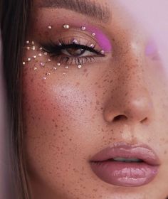 Rhinestone Makeup, Glazed Donut, Rave Makeup, Eye Makeup Designs, Makeup Eye Looks, Creative Makeup Looks, Pink Eyeshadow, Festival Makeup, Glitter Makeup