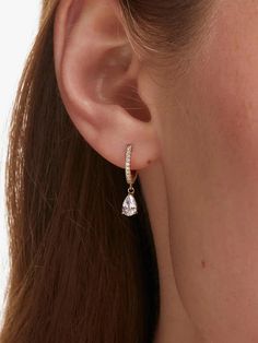 Gefertigt mit Qualität und fachmännischem Handwerk, sind die Delicate Drop Hoops Ohrringe die perfekte Ergänzung für deine Sammlung. Hergestellt aus Sterling Silber und mit einer Schicht 14K Gold überzogen, zeigen diese eleganten Hängeohrringe einen atemberaubenden, tropfenförmigen Zirkonia-Edelstein. Verleihe jedem Outfit mit diesen luxuriösen und zeitlosen Ohrringen das gewisse Etwas.

Mit 14K Gold überzogen
Zarte Huggie Hoops mit tropfenförmigem Zirkonia
Modernes Design & glänzender Look Timeless Earrings, Glossier Look, Hoops Earrings, Contemporary Design, Cubic Zirconia, Dangle Earrings, Hoop Earrings, Gemstones, Sterling Silver