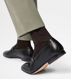 A timeless class characterizes these elegant deconstructed loafers in calfskin leather with leather outsole. Enriched by a penny bar and the metal Tod's monogram, they perfectly complement both informal outfits and formal combinations. Black Loafers, Monogrammed Leather, Trainers Women, Back To Black, Penny, Online Store, Calf Skin, Dust Bag, Leather Upper