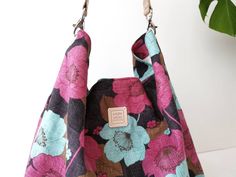 This shoulder bag printed in turquoise, black and pink flowers is ideal for warm summer nights. Made with a beautiful retro print with lots of personality, cheerful and colorful. It is a lightweight and large bag, with great capacity but even if you fill it a lot, you will not find it uncomfortable, as its wide genuine leather handle makes you do not hurts in the shoulder. This shoulder bag is lined with beige canvas 100% cotton. * Materials: - Outside: 100% cotton. pink & turquose color. - Everyday Pink Floral Print Shoulder Bag, Pink Floral Print Tote Shoulder Bag, Black And Pink Flowers, Purse Hardware, Retro Mode, Hobo Bags, Pink Purse, Retro Print, Japanese Prints