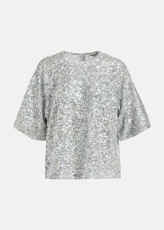 Entirely drenched in shimmering sequins, this short-sleeved top is sure to sparkly from every angle. Otherwise kept minimal, the style has an oversized, boxy fit and a classic round neckline. Heavyweight, non-stretchy fabric Intended for an oversized fit Boxy cut Raglan shoulders Sequin-embellished Silver FABRIC 95% recycled polyester5% elastanesequins: 100% polybutylene terephthalatelining: 100% lenzing™ viscose ev WASHING INSTRUCTIONS Handwash PRODUCT MEASUREMENTS Charlotte is 5' 9" tall and i Sailor Shoes, Silver Sequin Top, Silver Fabric, Glamorous Style, Silver Lining, Total Look, Silver Sequin, Sequin Top, Round Neckline