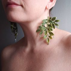 Présentation : les boucles d'oreilles de la déesse des fées Sentez-vous comme une fée de la forêt complète dans ces boucles d'oreilles fantaisistes... Grappes de feuilles en polyéthylène audacieuses, suspendues à des fils d'oreille en argent sterling, accentuées de perles de verre tchécoslovaques à facettes Découvrez plus de sélections sur designsbyserenavt.etsy.com Aimez-moi sur Facebook.com/designsbyserenamorgan Suivez-moi sur Instagram.com/designsbyserenajewelry Goddess Nature, Forest Goddess, Whimsical Earrings, Fairy Goddess, Earrings Bold, Goddess Earrings, Ear Piercings Tragus, Boho Leaves, Earth Goddess