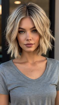 🌟🎀 Timeless Short Blonde Bobs Short Bob Hairstyles Inspiration Creamy Blonde Bob Hair, Bronde Bob Short, Short Dirty Blonde Hair, Blonde Long Bob, Hair Bangs And Layers, Short Blonde Bob, Italian Bob, Choppy Bob With Bangs, Inverted Bob Short