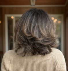 Bob With Feathered Layers Growing Out Fringe, Layered Wavy Bob, Medium Length Layered Haircuts, Collarbone Length Hair, Asymmetrical Bob Haircuts, Medium Length Layers, Wavy Lob, Layered Haircuts For Medium Hair