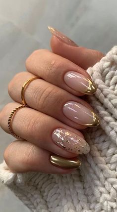 Umhas delicadas de luxo 🤩. /unhas/unhas delicadas/unhas de luxo/ano novo/natal/decorações/ Bridesmaids Nails, Oval Nails, Classy Nails, Gold Nails, Cute Acrylic Nails