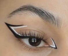 Elegant Graphic Liner, Eye Beads Makeup, 2 Color Eyeliner, Fancy Eyeliner, Cool Eyeliner Ideas, Colored Eyeliner Looks, Fun Eyeliner Looks, Black And White Eyeliner, Cool Eyeliner