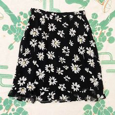 90's vintage floral daisy print skirt by Petite Sophisticates  Size 2 (please refer to measurements for sizing)  High waist above the knee fit - Fully lined  No flaws to note - Zips down side - 100% rayon with 100% acetate lining - RN 93986 - Seen on a 5'5"1/2 24.5" waist & 36" hip  Waist: 12" flat up to 12.5" (24"-25") Hips: 18.5" (37") Length: 20" Retro Floral Print Mini Skirt, Retro Mini Skirt With Floral Print, Vintage Mini Skirt For Summer, Retro Floral Print Skirt, Fitted Floral Print Skirt, Fitted Floral Print Maxi Skirt, Vintage Floral Print Bottoms For Spring, Vintage Floral Print Mini Skirt, Fitted Floral Print Mini Bottoms