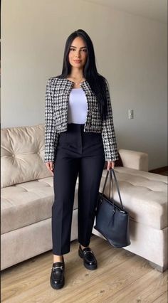 40  Stylish Interview Outfit Ideas For Nailing Your Next Job! - prettygirlythings.com Lawyer Aesthetic, Corporate Attire Women, Female Lawyer, Aesthetic Tips, Cute Professional Outfits, Fashionable Work Outfit, Business Attire Women, Corporate Attire, Professional Outfits Women