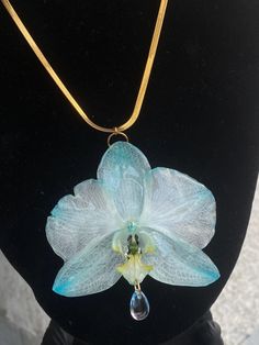 Blue orchid necklace 💙 ✨ Lovingly handcrafted ✨ 100% real flower sealed in resin ✨ Each piece is unique ✨ Rare color ✨ Gold plated snake necklace ✨ Glass stone, not plastic The offer is valid for 1 necklace. Matching blue orchid earrings can also be found in the shop! 💓 The perfect accessory for a special occasion - whether as wedding jewelry, as a birthday present, for going out in the evening or even in everyday life - the eye-catcher that complements your outfit wonderfully. And a real eye- Unique Flower-shaped Resin Jewelry, Unique Resin Flower Jewelry, Unique Orchid-colored Jewelry As A Gift, Unique Orchid Colored Jewelry For Gift, Unique Orchid-colored Jewelry Gift, Unique Orchid Jewelry For Gift, Handmade Blue Flower Pendant Necklace, Unique Blue Flower Pendant Jewelry, Blue Flower Pendant Necklace With Large Pendant