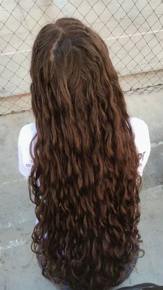 Long Curly Hair Brown, Long Natural Curly Hair, Curly Hair Tutorial, Curly Hair Photos, Curly Hair Extensions, Wavy Curly Hair, Curly Girl Hairstyles, روتين العناية بالبشرة, Hair Photo