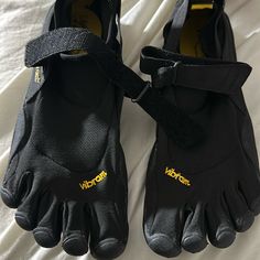 Brand New Black Vibram V-Aqua, Men’s Size 7 And For Women’s Size 9. Sprint Shoes, Finger Shoes, Vibram Shoes, Barefoot Running Shoes, Vibram Fivefingers, Athleisure Shoes, Handbag Essentials, Minimalist Shoes, Sneakers Grey